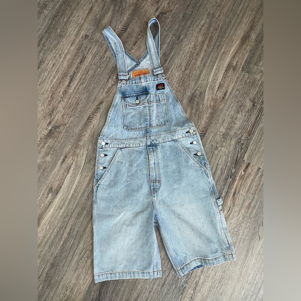 Levi’s | Denim Shortalls Light Wash - Picture 4 of 10
